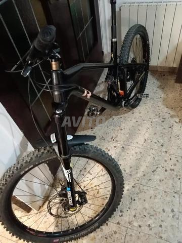 الدراجة في الصورة هي Canyon Spectral AL 7.0e - 2