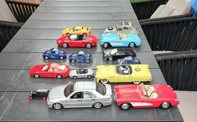 مجموعة سيارات حديدية صغيرة