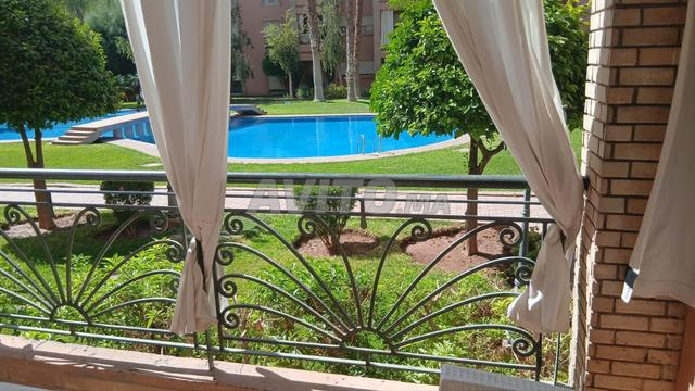 طابق أرضي بحديقة للبيع 107 متر مربع مطل على المسبح