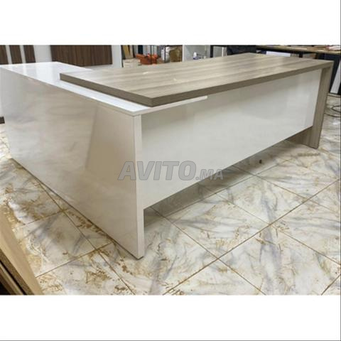 Des bureaux avec les chaises - 2