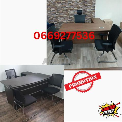 Bureau moderne et spacieux pour ordinateur 