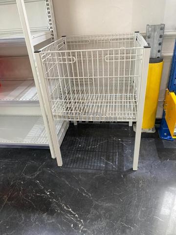 Étagères métalliques stockage magasin