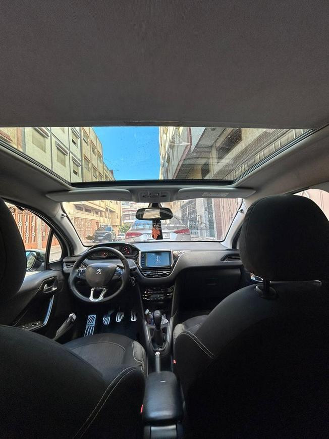  Peugeot 208 2017 FULL OPTION  TOIT PANORAMIQUE