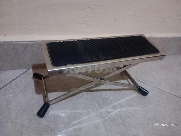 رافع قدم الجيتار الكلاسيكي أو الدربوكة  