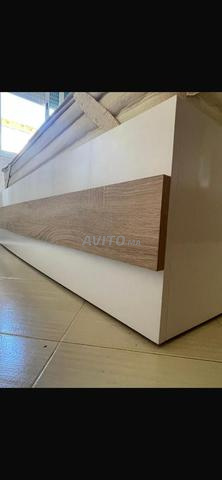 cadre de lit avec matelas et commode  - 2