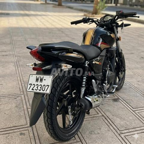 Moto RKS noire et dorée Salé - 2