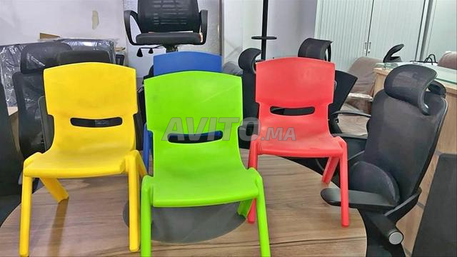 Tables et chaises scolaires pour tous les niveaux d'enseignement