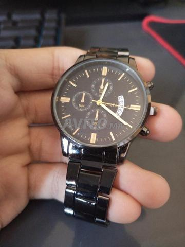 Montre noire pour homme avec détails dorés - 2