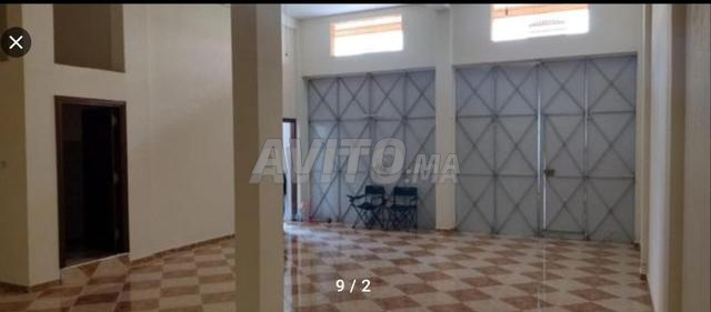 منزل جديد يقع في حي راقٍ وعلى شارع تجاري حيوي. - 2