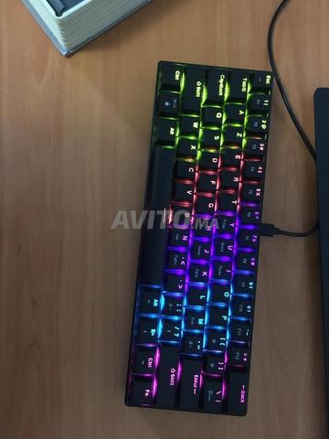 لوحة مفاتيح ميكانيكية بمفاتيح زرقاء - 2