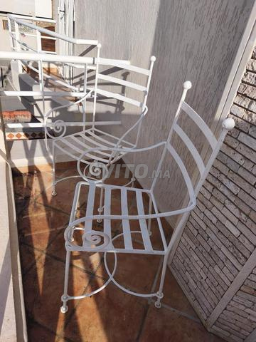 1 طاولة مستديرة و 4 كراسي من الحديد المطاوع - 2