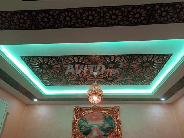 Salon marocain avec table et tableau - 2