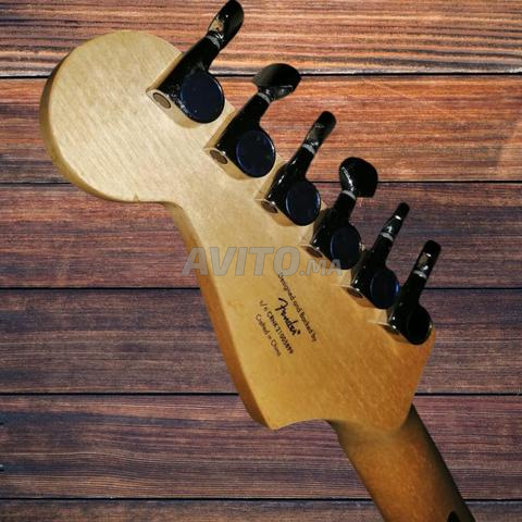 Squier by Fender Strat Cream مع الملحقات - 2