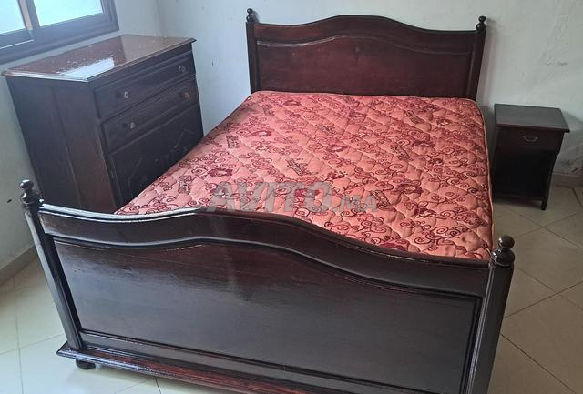 Moustiquaire en bon état avec matelas