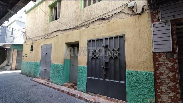 منزل للتجديد مع 3 شقق و 3 حوانيت - 2