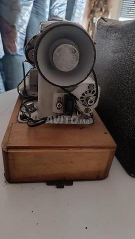 ماكينة خياطة قديمة - طراز عتيق