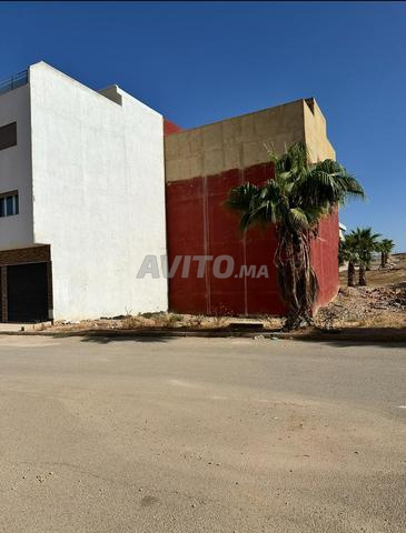 أرض مشمسة بمساحة 100 متر مربع، جاهزة للبناء