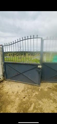 أرض فيها 3500 متر مربع فيها بئر مجهز وطاولة منزل