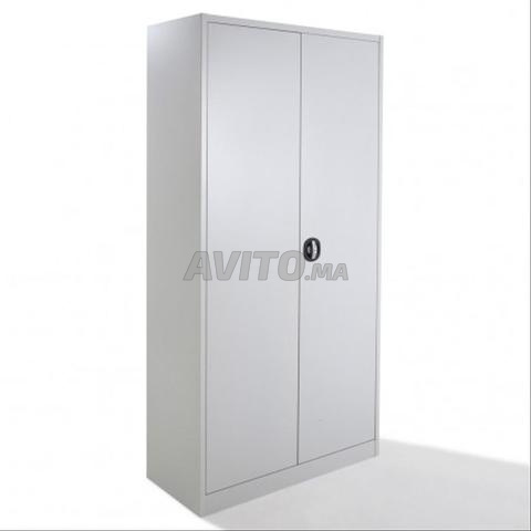 Vitrine d'exposition métallique élégante et pratique - 2