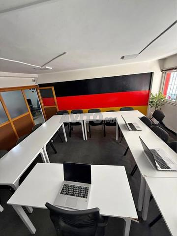 طاولة اجتماع شبه معدنية