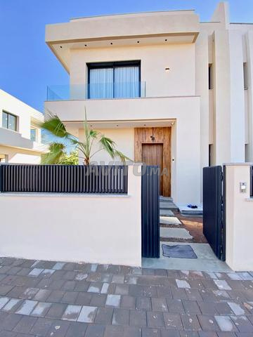 فلل فاخرة طريق أمزميز - بسعر 4.2 مليون درهم