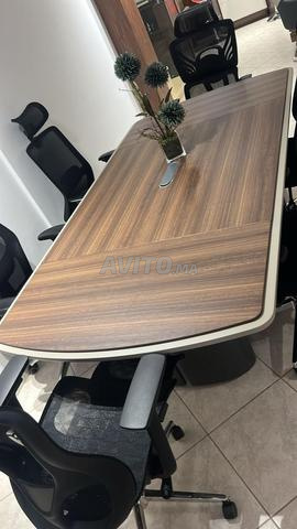 طاولة اجتماعات حديثة