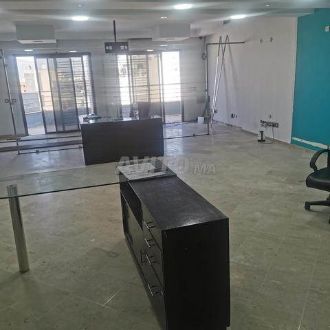 مكتب للإيجار مع شرفة في قلب المدينة