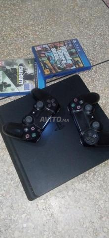 🎮 À vendre PS4 Slim 500GB en excellent état avec 2 manettes 🎮