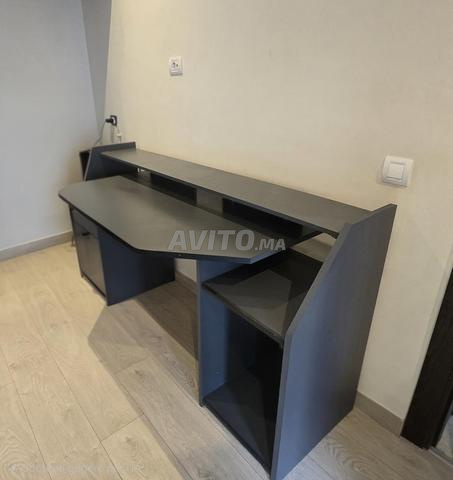 مكتب رمادي فسيح مع مساحة تخزين - 2