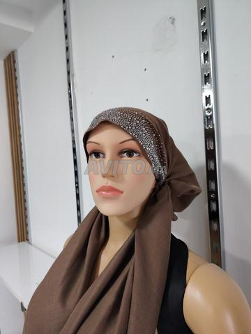 حجاب نسائي بني اللون مع أحجار الراين - 2