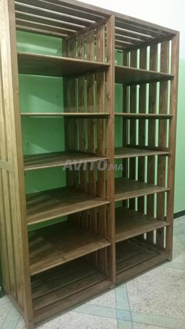 بيع أرفف وفاصل وطاولة خشبية - 2