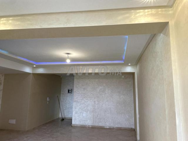 شقة ممتازة بالطابق الثاني بالمصعد بواجهتين