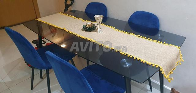 طاولة زجاجية مع 4 كراسي باللون الأزرق - 2