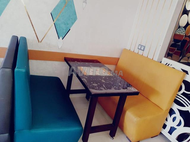 كرسي وطاولة متعددة الألوان - 2