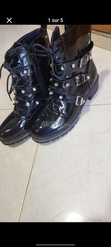 أحذية سوداء