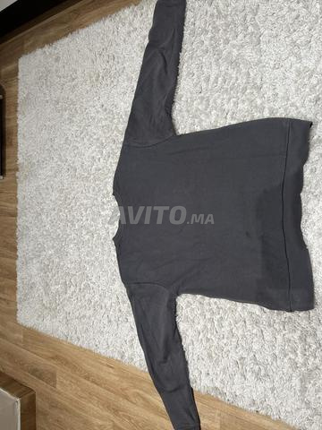 كنزة صوفية رمادية بنقشة فراشة - 2