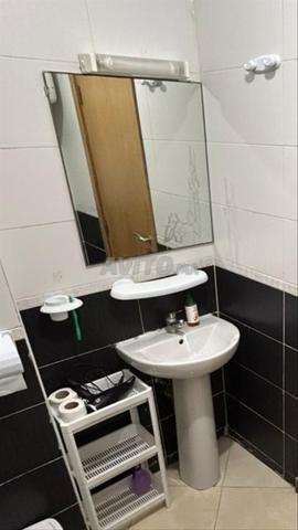 مغسلة و مرآة