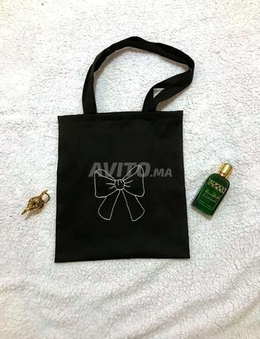 Tote bag soigné et brodé à la main avec amour 🌸