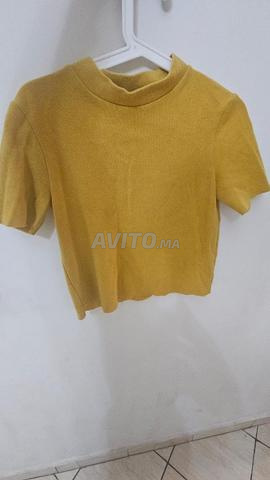 2 بلوزة بياقة زرقاء وخردل - 2