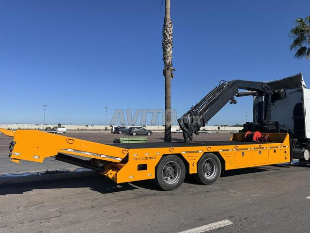 Camion de dépannage avec grue - 2