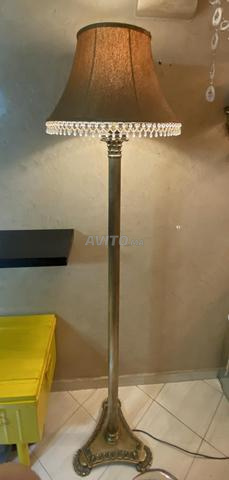مصباح أرضي كبير من البرونز