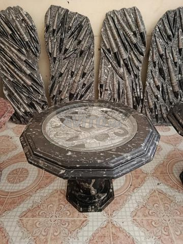 Table en marbre noir avec fossils
