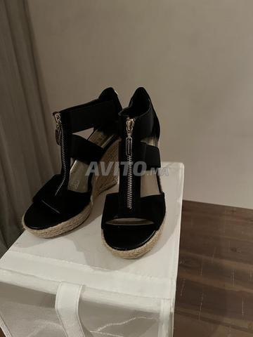 صنادل ماركة Guess - 2