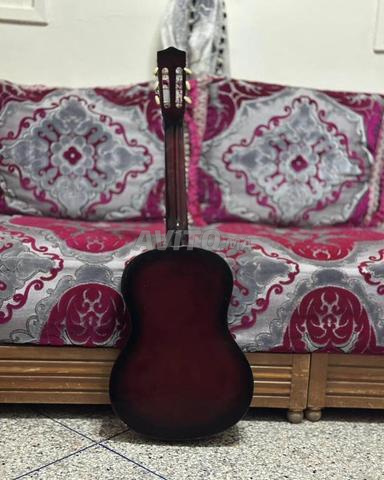 غيتار كلاسيكي بحالة جيدة و حقيبة - 2