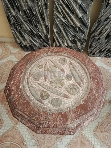 Table en marbre rouge Agadir avec des fossils - 2
