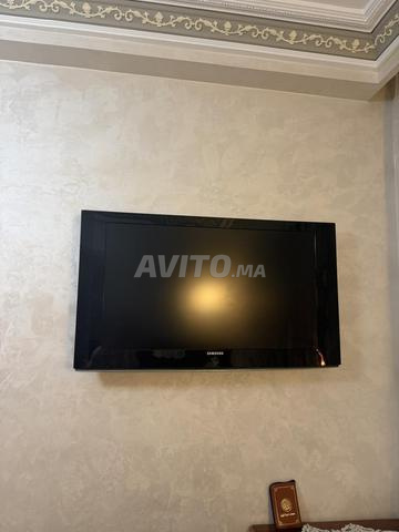 تلفاز سامسونج جداري بحالة جيدة جدا قطره 1,23 - 2