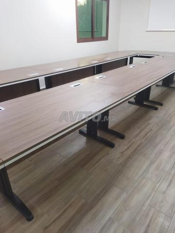مكاتب وطاولة اجتماعات قابلة للتعديل
