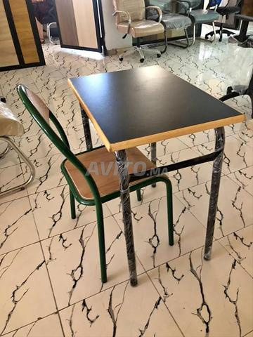 Tables et chaises scolaires avec écritoire intégré - 2