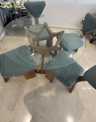 Table à manger en bois avec chaises