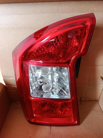 مصباح خلفي يسار كيا كارينز 2007-2012 - 2